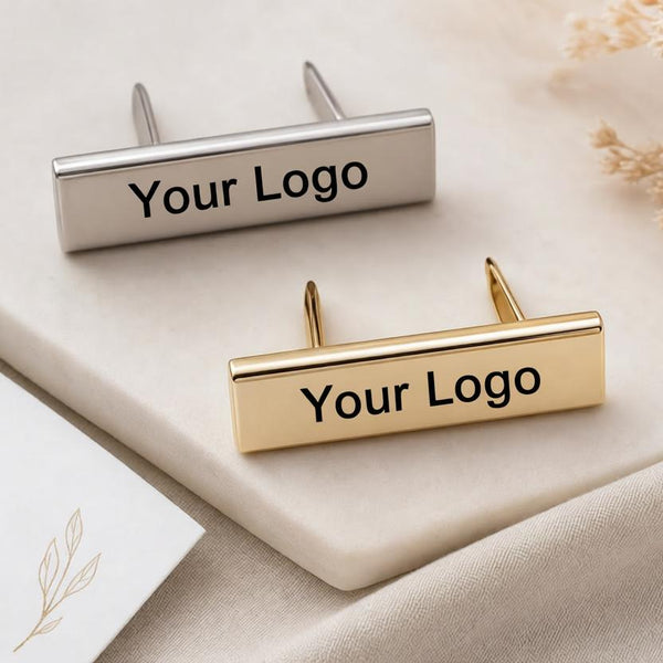 50 etichette personalizzate per borse, logo personalizzato inciso al laser per articoli artigianali, targhette rettangolari in metallo oro e argento con piedini da 38 mm