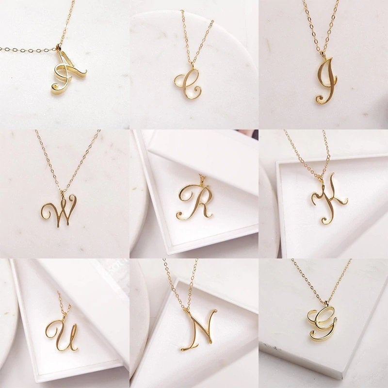 สร้อยคออักษรตัวแรกสีทอง สร้อยคออักษรลายมือ เครื่องประดับส่วนตัว สร้อยคออักษร A ถึง Z สร้อยคอโมโนแกรมเล็ก ของขวัญสำหรับเธอ