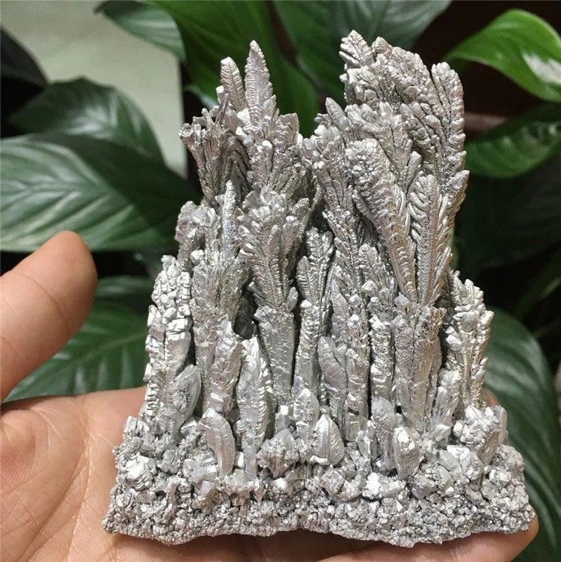 แร่แมกนีเซียม ตัวอย่างแมกนีเซียมดิบ กลุ่มคริสตัลสีเงิน คริสตัลรักษา งานฝีมือแต่งบ้านธรรมชาติ ตัวอย่างคริสตัลจัดแสดง