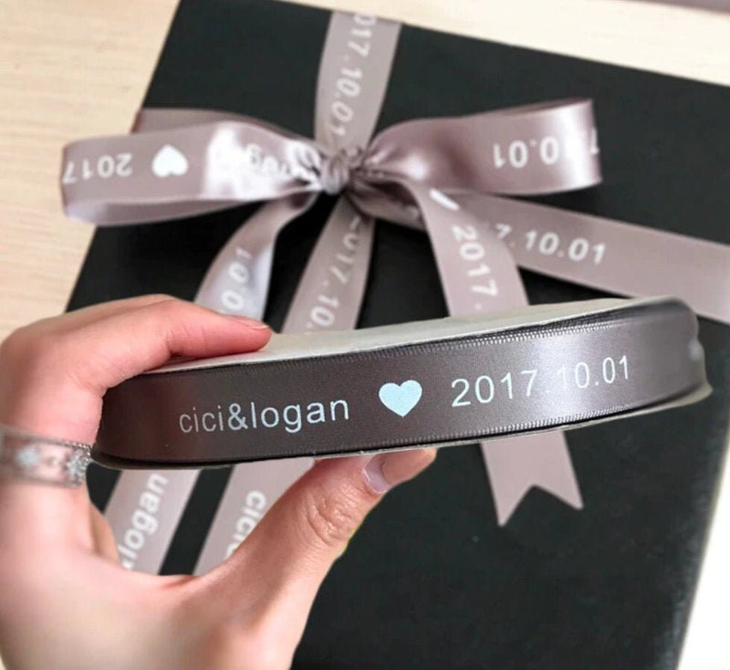 ริบบิ้นซาตินสั่งทำ 100 หลา - ริบบิ้นส่วนตัว - ริบบิ้นเชิญงานแต่ง วันเกิด ครบรอบร้าน - ห่อของขวัญ - พิมพ์โลโก้