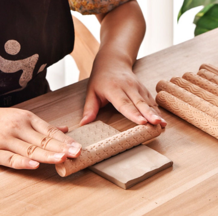 ลูกกลิ้งมือปั้นดินเผา - ลูกกลิ้งลายดินเผา ลายถัก ดาว เกล็ดหิมะ คลื่น ใบไม้ รอยเท้า หิน ต้นคริสต์มาส - ลูกกลิ้งลายดินเผา - ขนมอบ