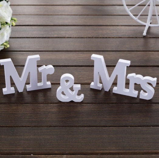 ป้ายไม้ Mr และ Mrs สำหรับงานแต่งงาน - ตกแต่งงานแต่งงาน งานเลี้ยงเจ้าสาว เจ้าสาวเพื่อนเจ้าสาว ตกแต่งงานแต่งงานไม้ตั้งโต๊ะ